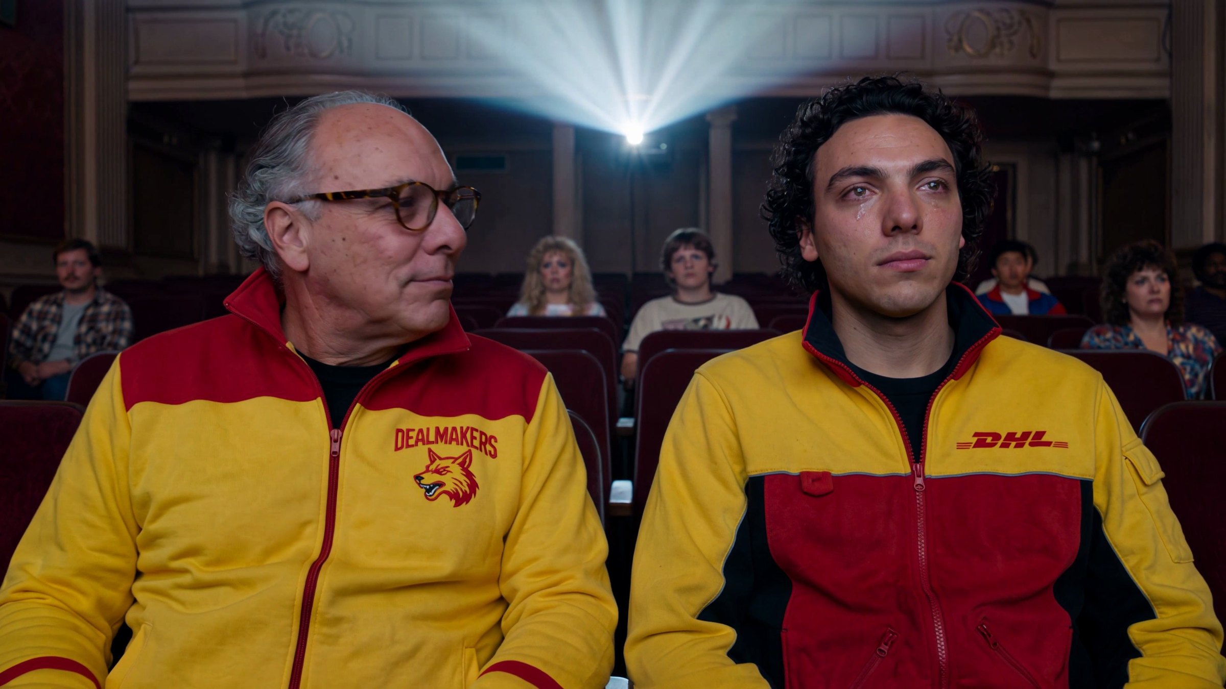 Cena do filme: Ricardo Bellino hoje e o jovem courier que ele foi, lado a lado em uma sala de cinema